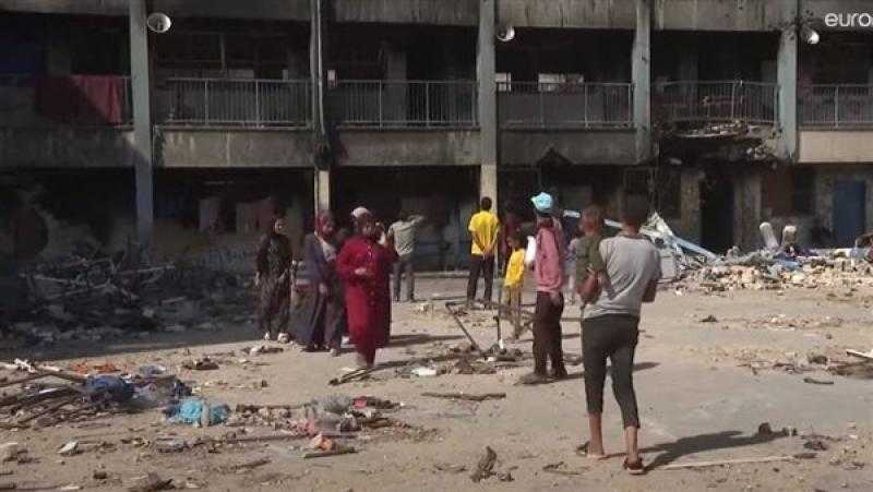 نازحون في رفح يهيئون مدرسة مدمرة للأونروا للإيواء فيها