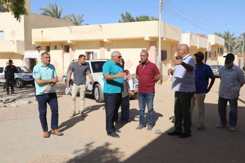 محافظ الوادي الجديد يتابع أعمال رفع كفاءة وتمهيد الطرق بحي السبط الشرقي بالخارجة
