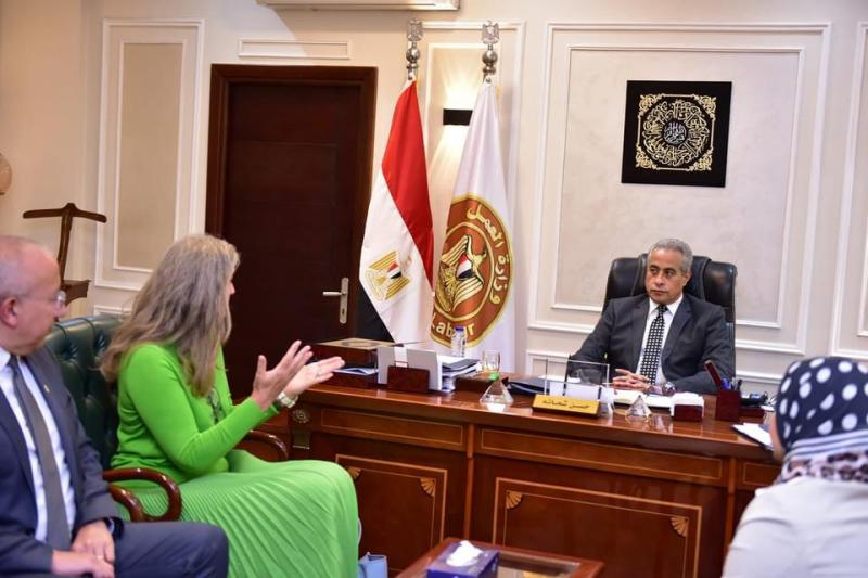 وزير العمل خلال لقاءه مع رئيس الاتحاد العالمي للتوظيف
