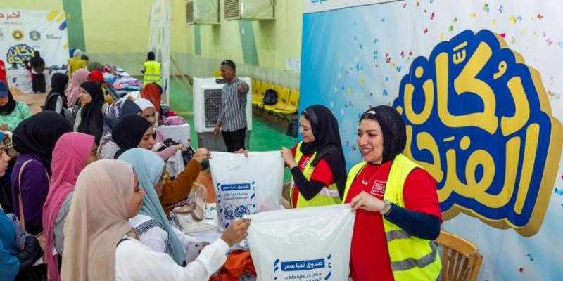 صندوق تحيا مصر يوزع 15 ألف قطعة ملابس للطلاب الأولى بالرعاية بجنوب الوادي