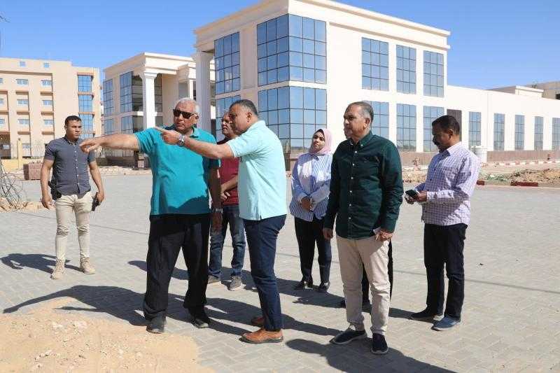 محافظ الوادي الجديد يتفقد سير العمل بتشطيبات نادي ”الهجن” و العاصمة الإدارية للمحافظة