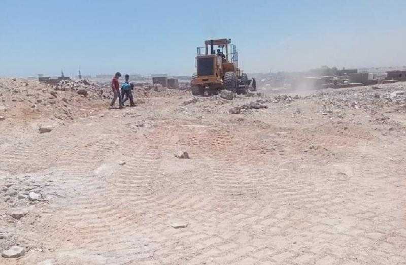 بعد تعويض الأهالي بوحدات بديلة.. رفع مخلفات إزالات المنازل بالمنطقة العشوائية برأس غارب