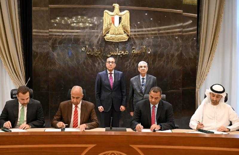 مدبولي يشهد توقيع محضر استلام أرض مشروع إنتاج الكهرباء من طاقة الرياح بسوهاج