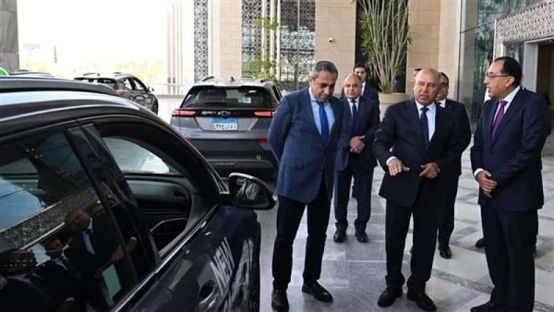 رئيس الوزراء يتفقد سيارات تاكسي العاصم