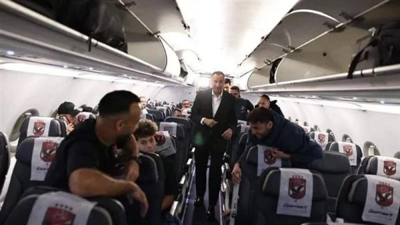 الخطيب مع لاعبي الأهلي في طائرة السفر إلى تونس
