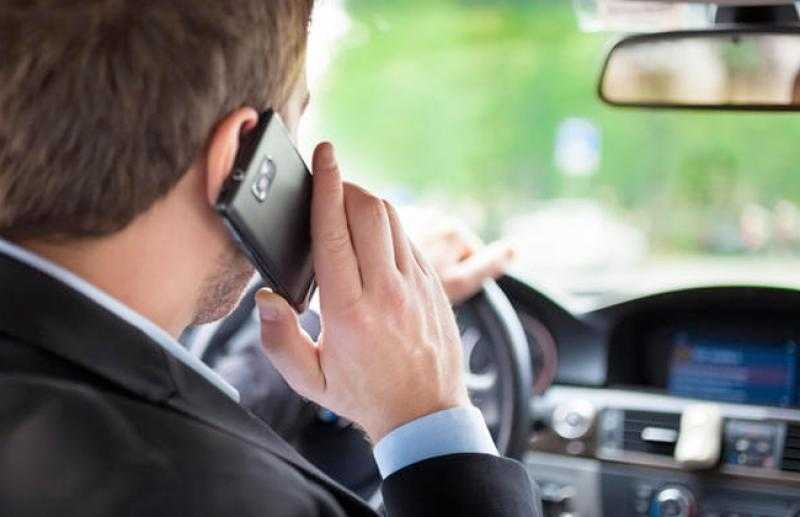 حملات المرور تُحرر 355 مخالفة التحدث في الهاتف المحمول أثناء القيادة