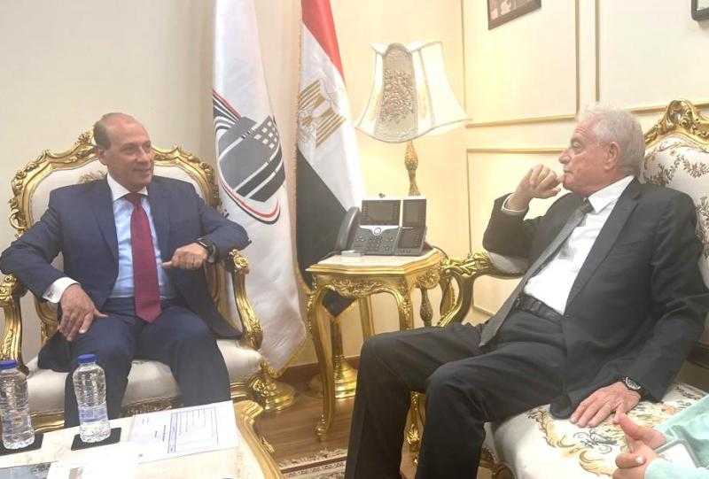 محافظ جنوب سيناء يبحث مع رئيس جهاز التعمير عدد من المشروعات المخطط تنفيذها