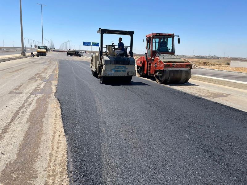 استكمال رصف محور كليوباترا الرابط بين برج العرب الجديدة والساحل الشمالي.. صور