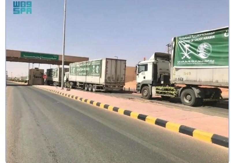 330 شاحنة إغاثية مقدمة من «سلمان للإغاثة» تعبر منفذ الوديعة باتجاه اليمن