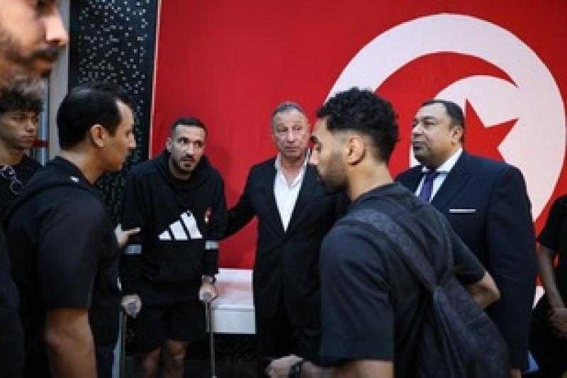 علي معلول يغادر تونس على عكازين