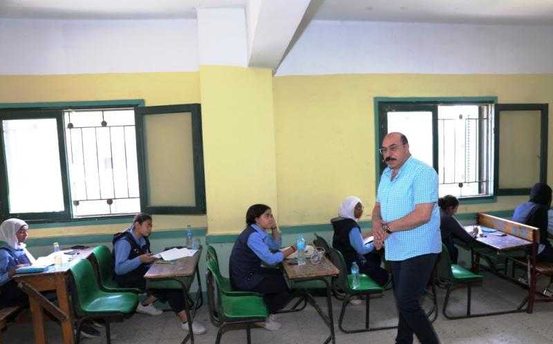 محافظ أسوان يتفقد لجان امتحانات نهاية العام الدراسي للشهادة الإعدادية.. صور