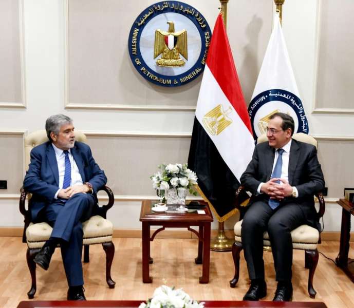 وزير البترول وسفير تشيلي