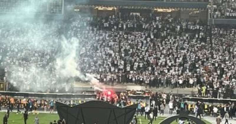 لاعبو الزمالك يحتفلون مع الجماهير 