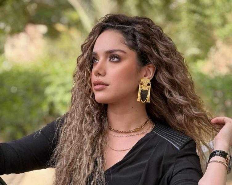 رنا رئيس تخطف الأنظار بإطلالتها من حفل زفاف ريم سامي