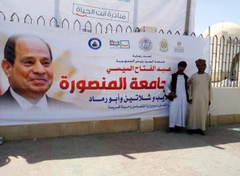 الكشف على 929 مواطنا بحلايب وشلاتين ضمن قافلة جامعة المنصورة الطبية.. صور