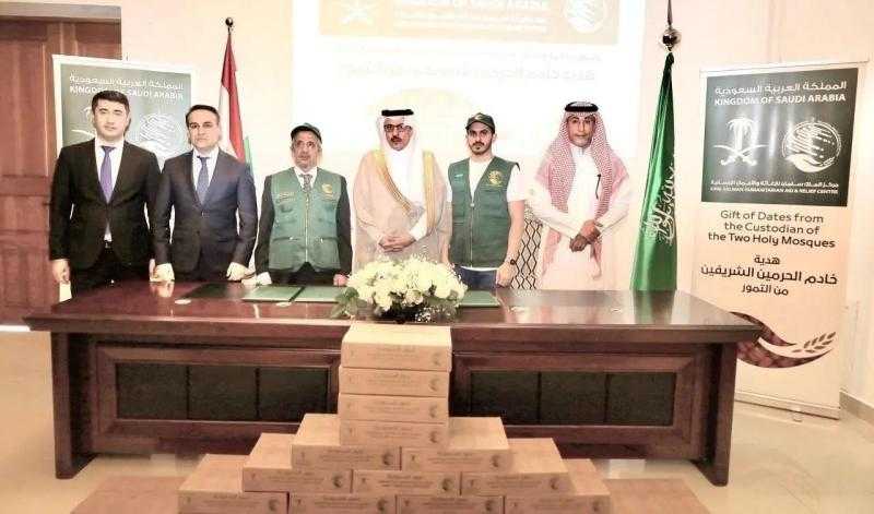 مركز الملك سلمان للإغاثة يسلِّم أطنان من التمور هدية المملكة لـ 8 دول