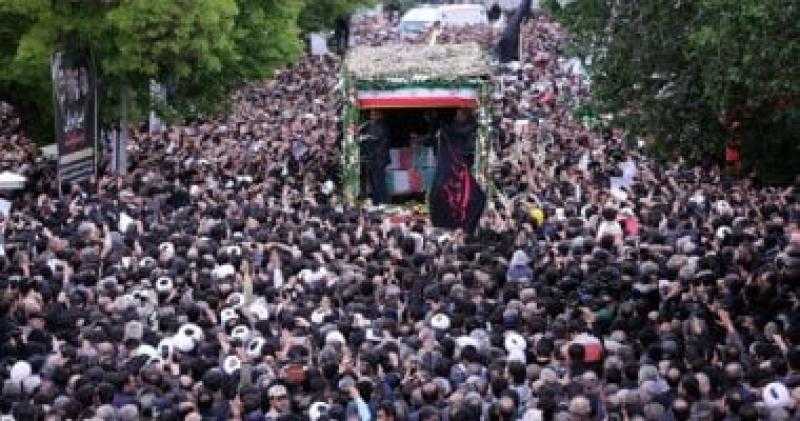 ”موكب مهيب يرافق النعش” طهران المحطة الثانية فى رحلة جثمان إبراهيم رئيسى.. فيديو