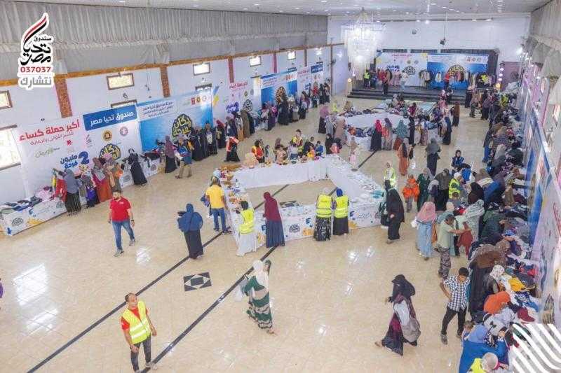 توزيع ملابس جديدة على 902 أسرة أولى بالرعاية فى الغربية