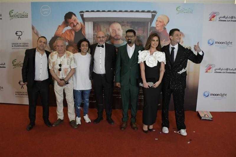 أحمد الفيشاوي يعتدي على الجمهور والمصورين في العرض الخاص لفيلم بنقدر ظروفك