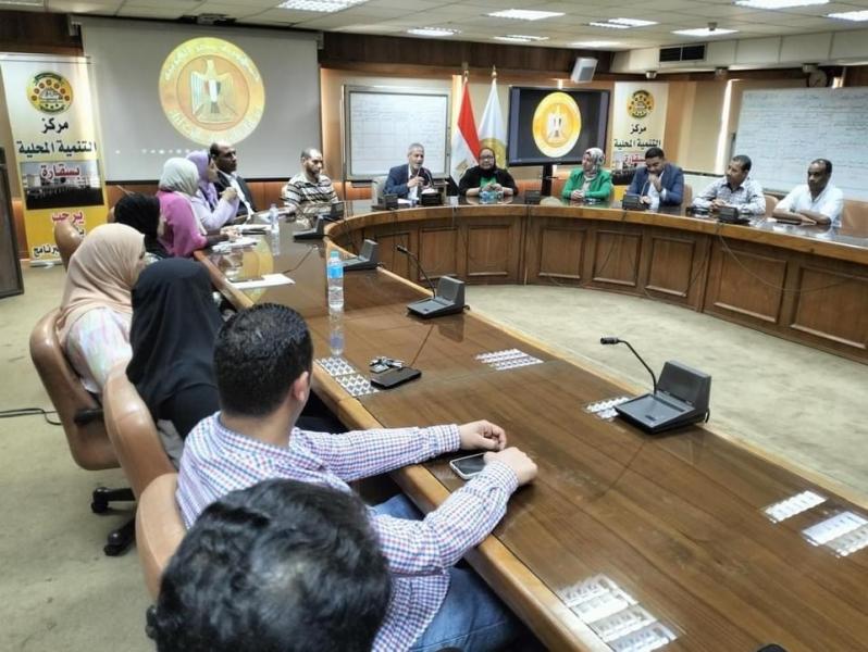 بالصور.. مركز سقارة يختتم 4 دورات لتدريب 121 قيادة محلية بحضور الوزير