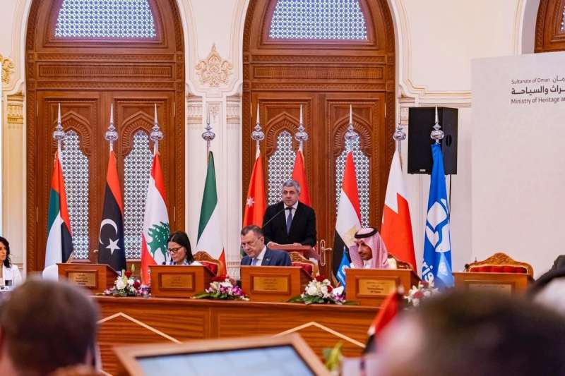  وزير السياحة في الاجتماع