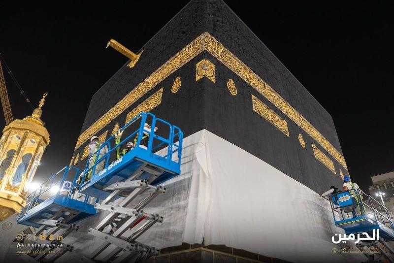 رسميًا.. رفع كسوة الكعبة استعدادًا لموسم الحج.. صور