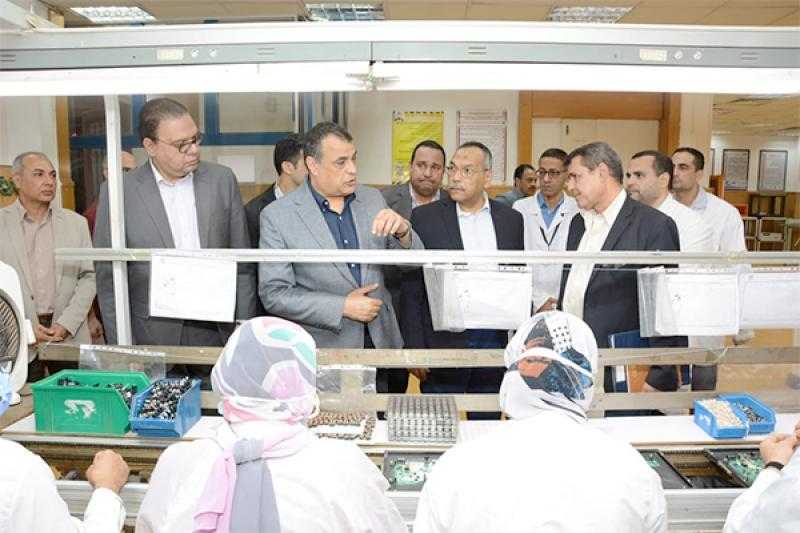 وزير الإنتاج الحربي يتفقد شركة ”بنها للصناعات الإلكترونية”