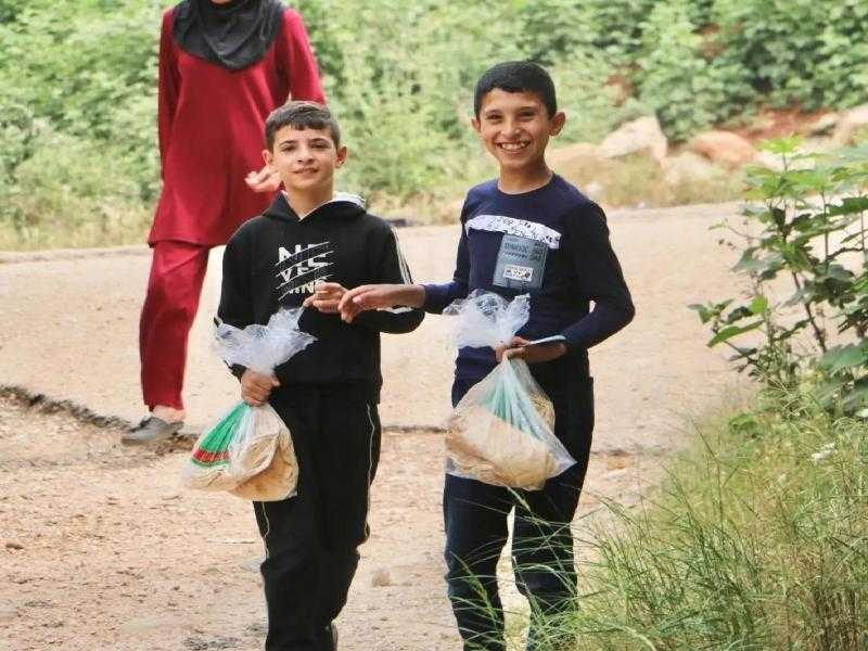 مركز الملك سلمان للإغاثة يوزع آلاف من أربطة الخبز للأسر اللاجئة في شمال لبنان