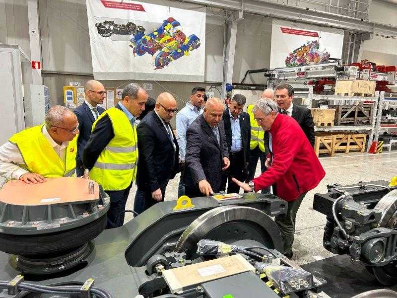 وزير النقل يقوم بالتفتيش على أعمال تحديث قطار مترو الخط الأول في شركة كاف الإسبانية.. صور