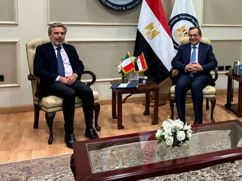 وزير البترول والسفير الإيطالي 