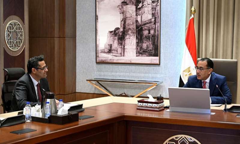 نقيب الصحفيين خلال قضاءه مع رئيس الوزراء