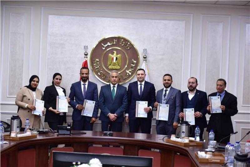 وزير العمل يشهد تسليم الدفعة الثانية من الرخص الدائمة لمراكز تدريب مهنية بالمحافظات