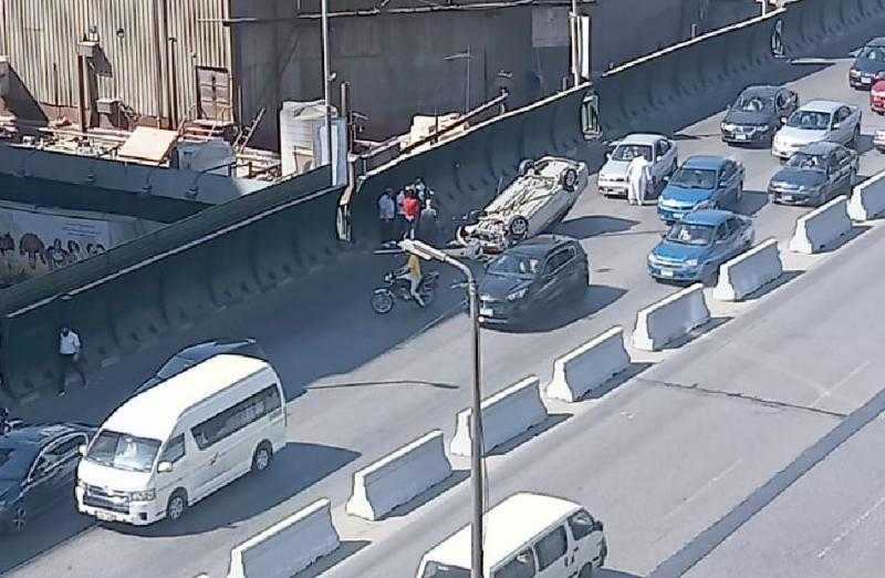 انقلاب سيارة ملاكي أعلى كوبري 6 أكتوبر بمنطقة الإسعاف| صور