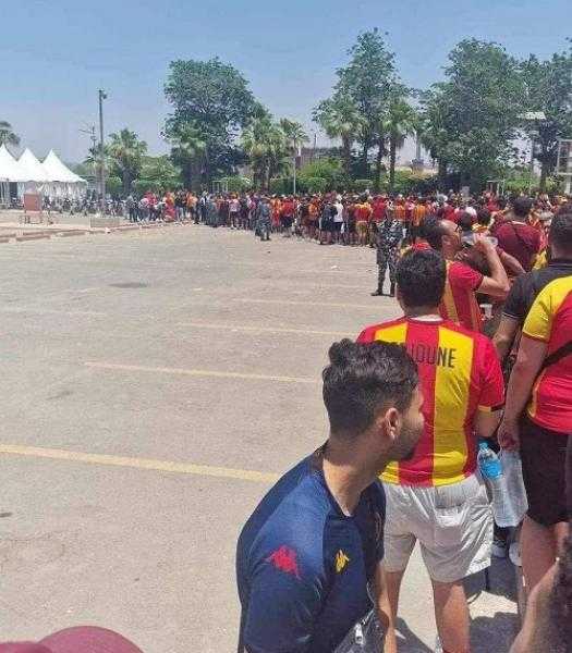 جماهير الترجي تحتشد أمام بوابات ستاد القاهرة لحضور مباراة الأهلي