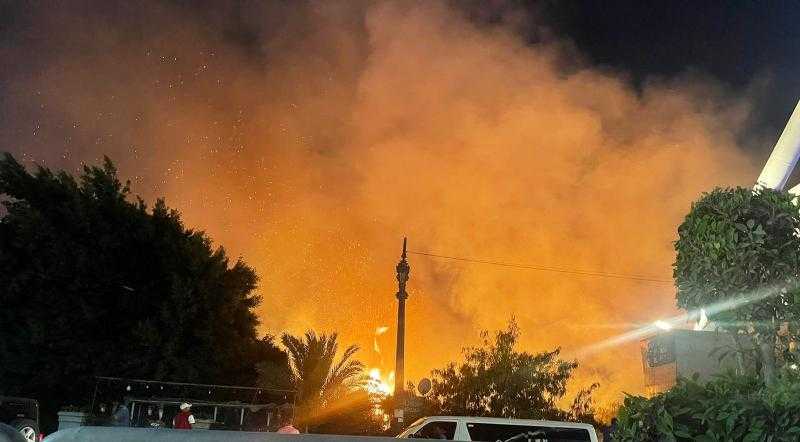 اندلاع حريق هائل بباخرة نيلية بكورنيش المعادي