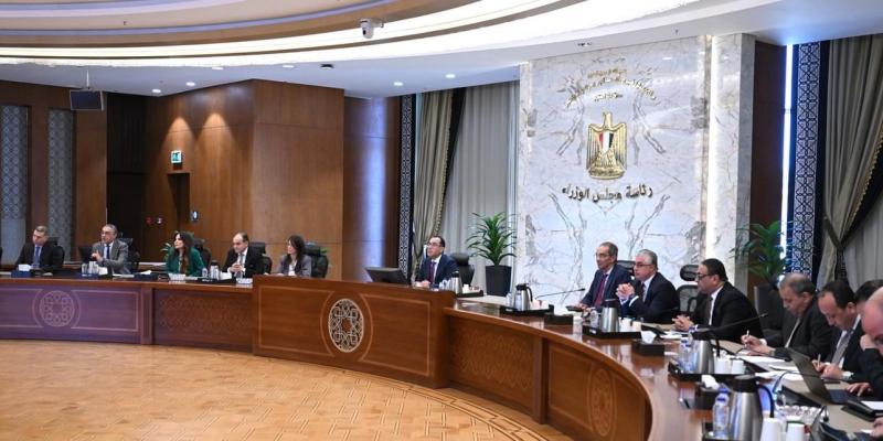 رئيس الوزراء خلال الاجتماع 