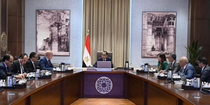 رئيس الوزراء خلال الاجتماع