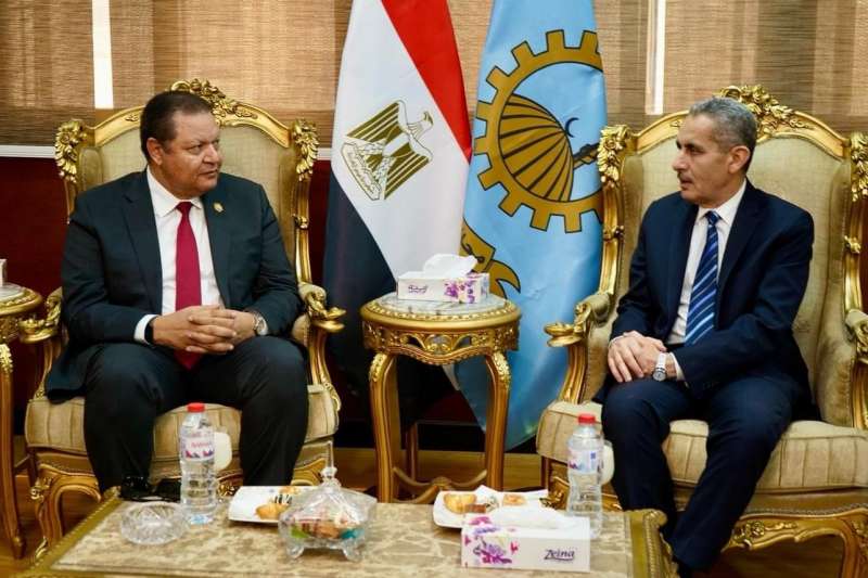 رئيس الاعتماد والرقابة الصحية خلال الاجتماع 