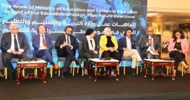  وزير التربية والتعليم خلال الحلقة النقاشية 