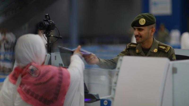 الجوازات السعودية تواصل استقبال ضيوف الرحمن القادمين لأداء فريضة الحج وإنهاء إجراءاتهم بكل يسر وسهولة