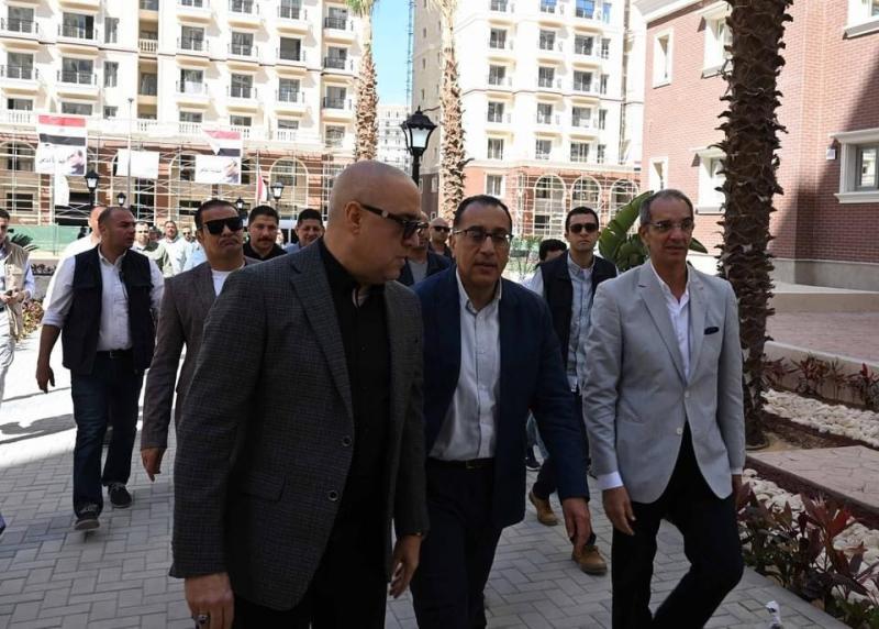 رئيس الوزراء يتفقد التجمع العمراني ”صوارى” بالإسكندرية.. صور