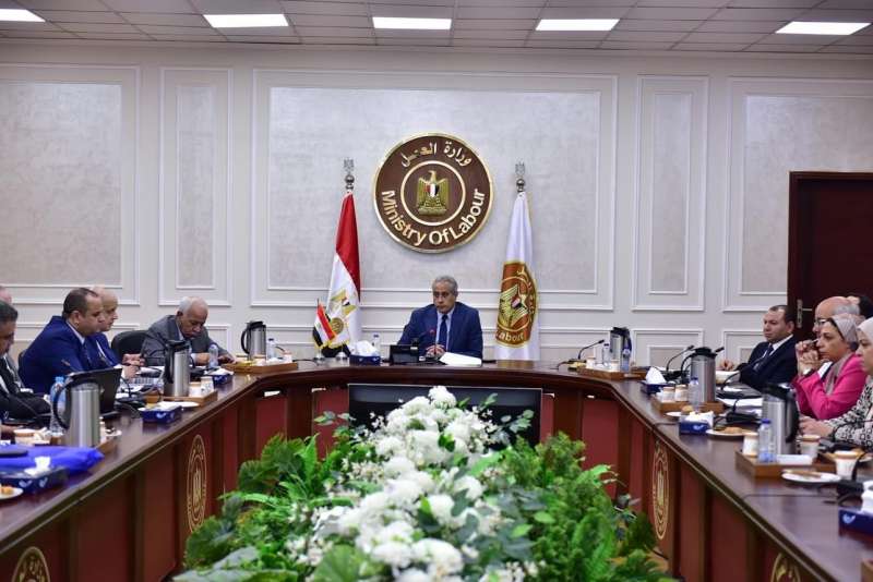 وزير العمل خلال الاجتماع 