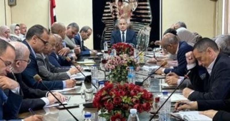 رئيس كهرباء جنوب الدلتا يجتمع بقيادات الشركة لبحث تقليل نسبة الفقد