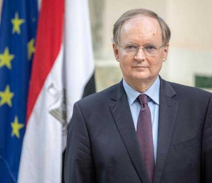 سفير الاتحاد الأوروبي في مصر يوجه رسالة للعالم من محطة رياح خليج السويس