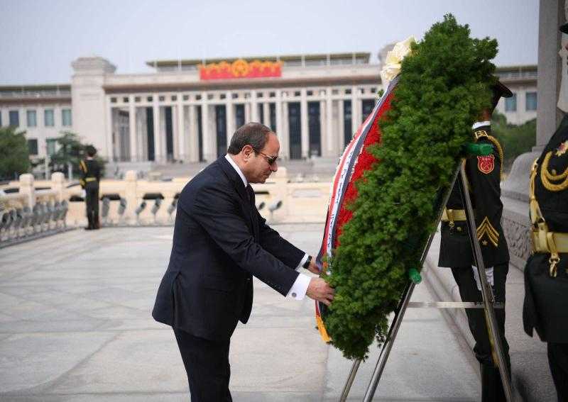 الرئيس السيسي يزور النصب التذكاري للجندي المجهول بميدان «تيانانمن» ببكين ويضع إكليلًا من الزهور.. صور