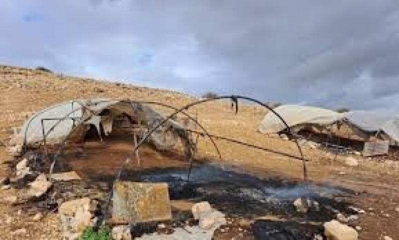 مستوطنون يحرقون خياما وبركسا للأغنام شرقي رام الله