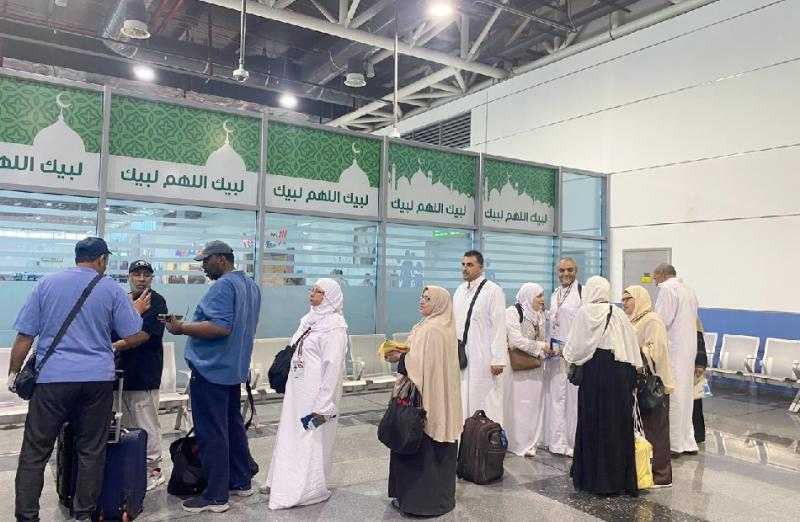 في ثاني أيام الجسر الجوي.. مصر للطيران تسير 13 رحلة إلى الأراضي المقدسة.. صور