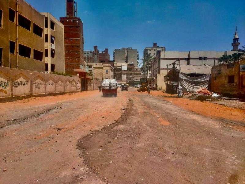 محافظ الغربية يتابع أعمال رصف وتطوير شارع المدارس في قطور.. صور