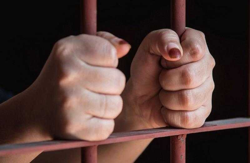 القبض على صانعة محتوى جمعت تبرعات لعجوز ادعت أنها والدتها