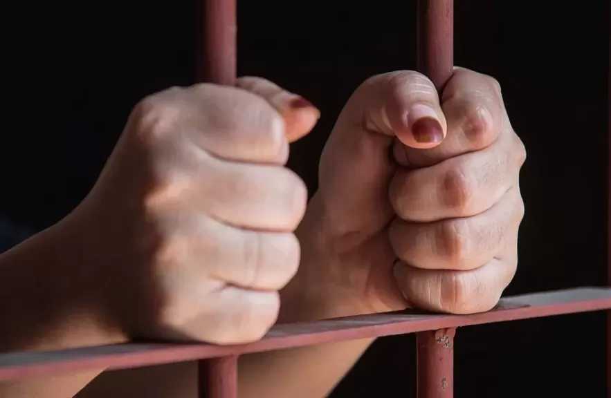 القبض على صانعة محتوى لرقصها بملابس خادشة لزيادة المشاهدات